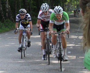 De kopgroep die het vorig jaar tot de meet uithield. In het wiel van de latere winnaar Marco Brus, plaatselijk favoriet Patrick van Leeuwen.