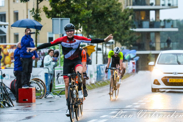 Remco Schouten wint natte Ronde van Hoogerheide